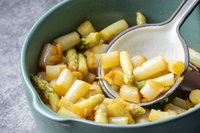 Wok d’asperges au gingembre